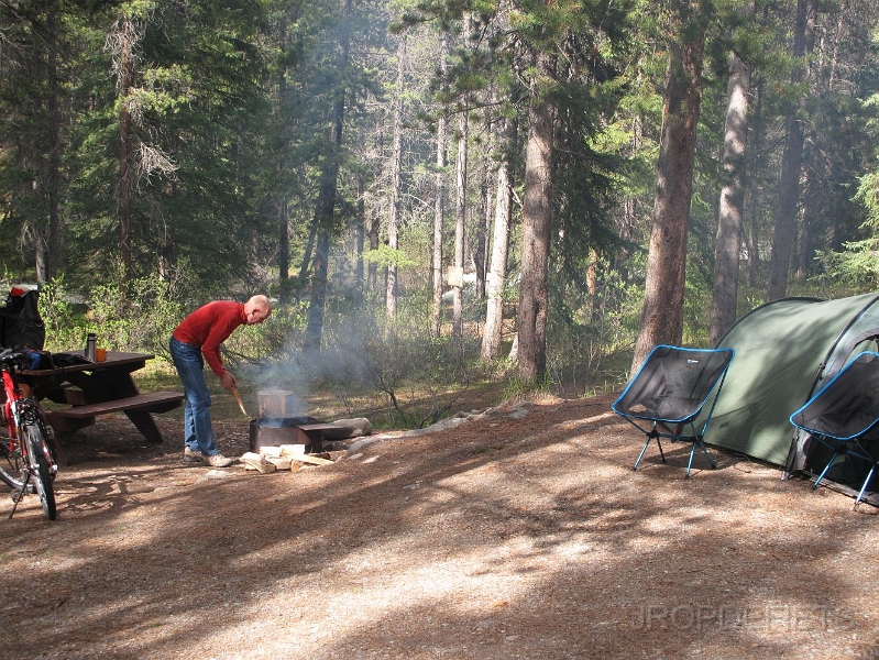 Canada-2012-034.JPG - Vuurtje stoken op Jonas Creek campsite