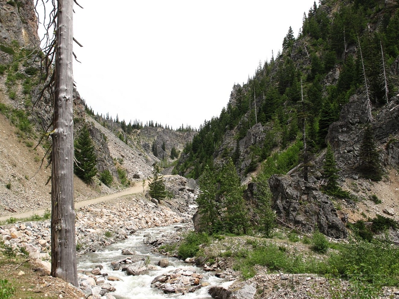 Canada-2012-100.JPG - Pipe line road