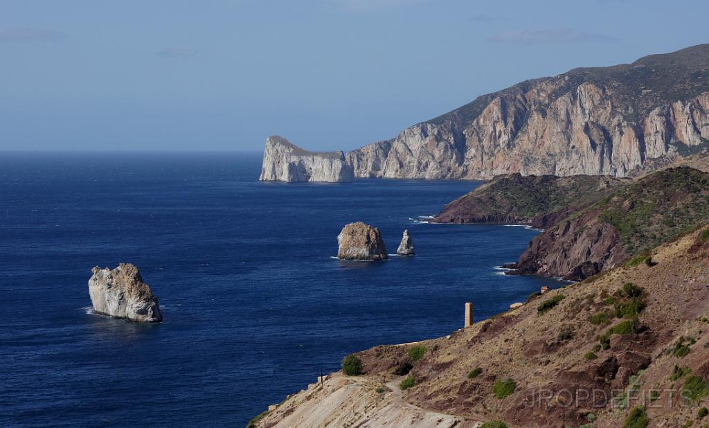 DSC04191_01.jpg - De Sardeense 12 apostelen voor de kust bij Nebida